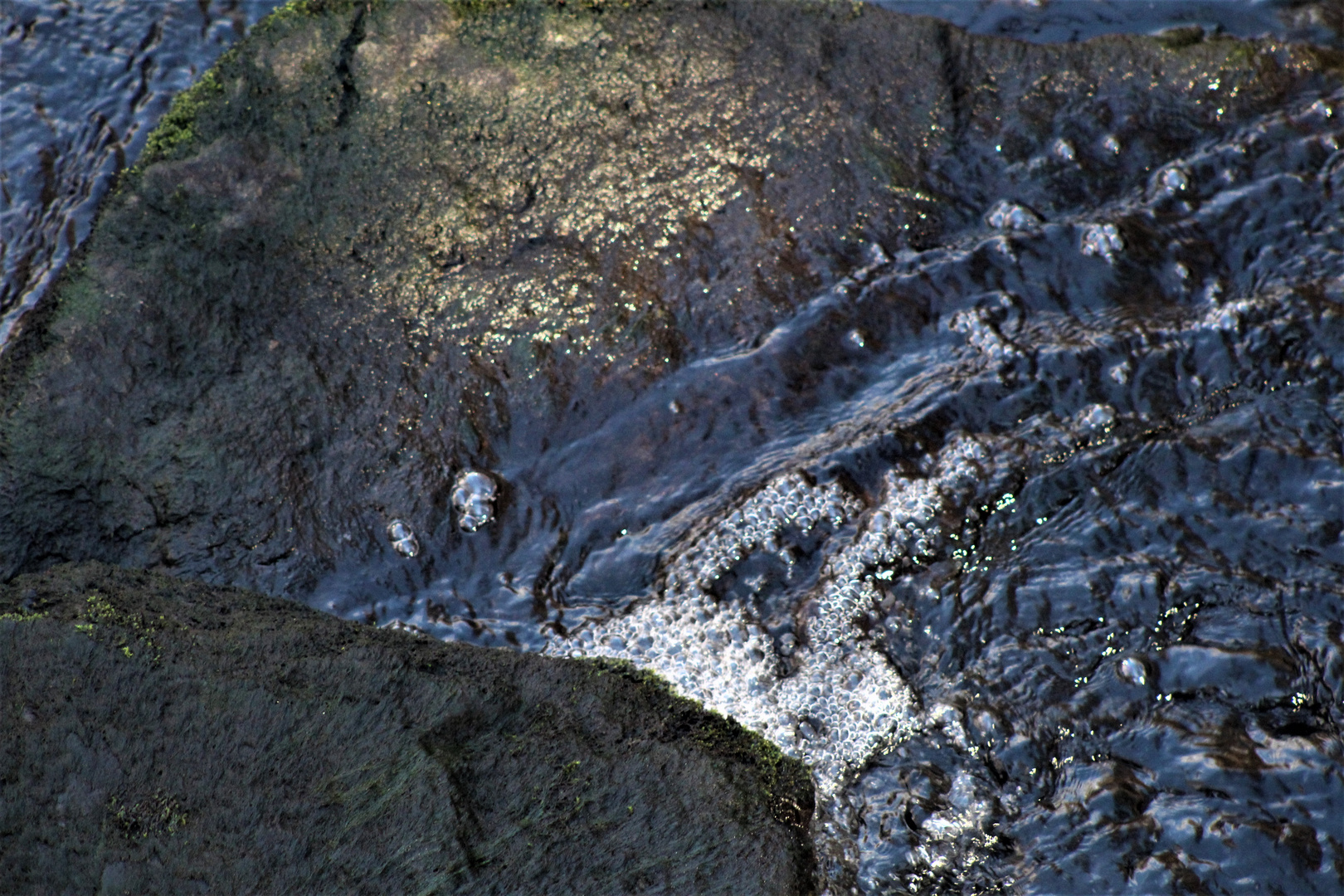 sprudelndes Wasser im winterlichen Bach