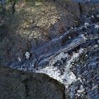 sprudelndes Wasser im winterlichen Bach