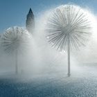 Sprühende Wasserkraft vor Messeturm in Frankfurt