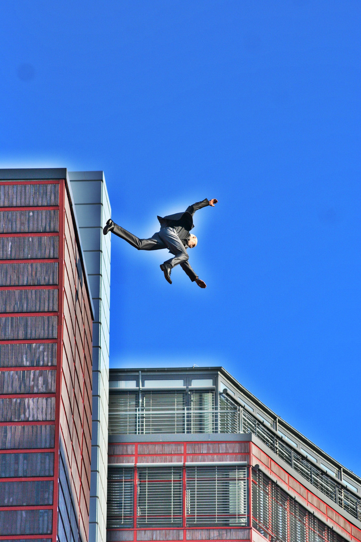 Sprung aus 21 Meer, vom Stadthaus Köln-Deutz