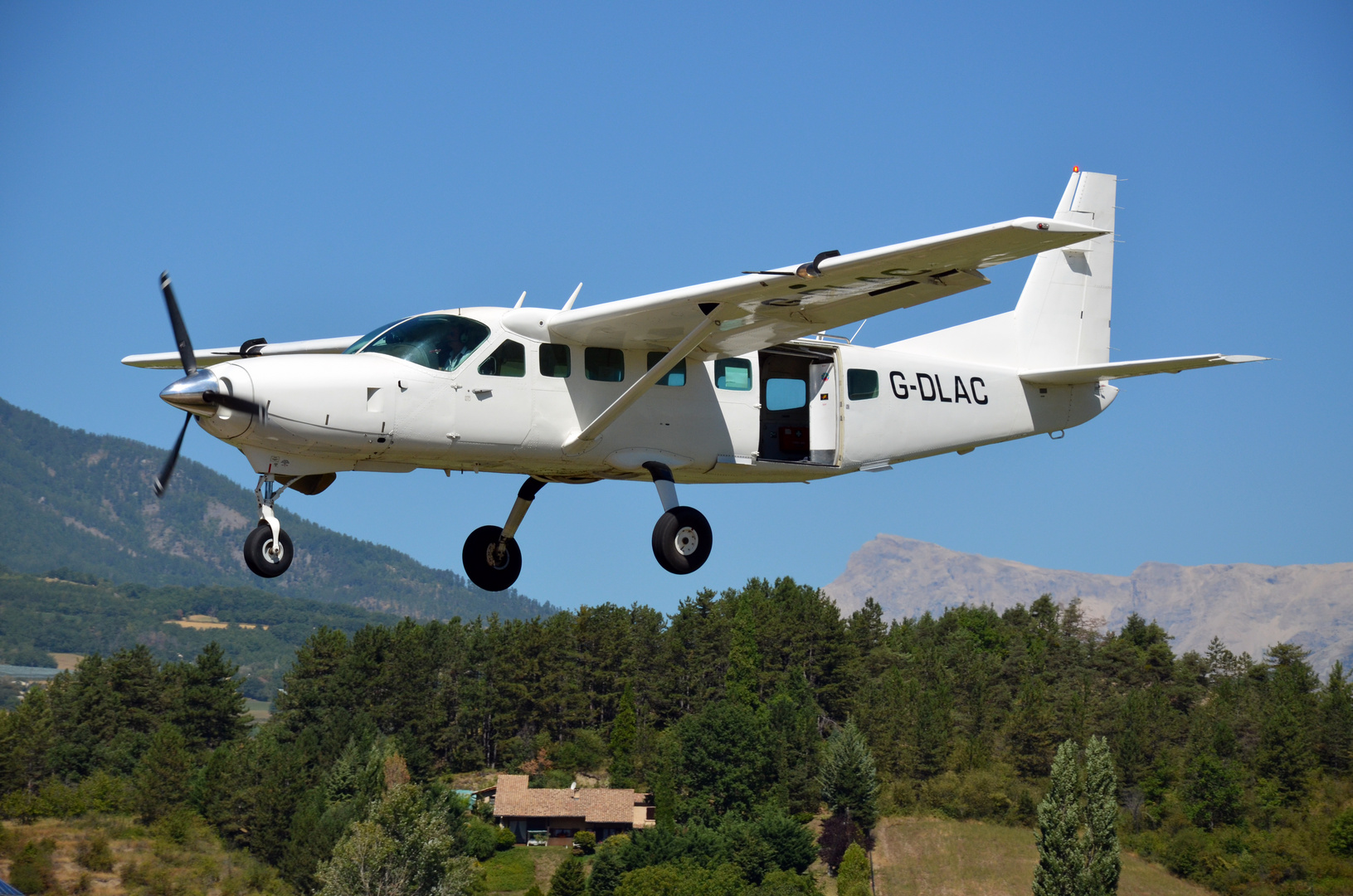 Sprung-Flugzeug im Anflug auf Gap-Tallard