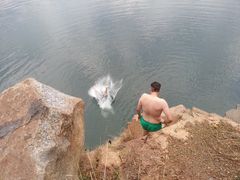 Sprung in den Steinbruchsee