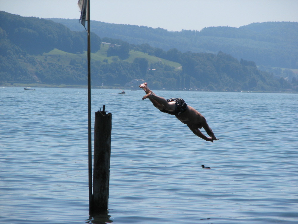 Sprung in Wasser