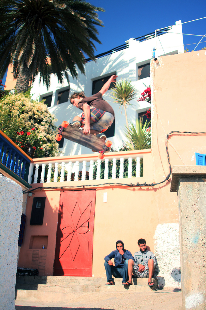 Sprung mit Longboard in Taghazout