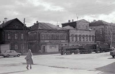 Sprungende Mädchen bej republikanisch Militärkomissariat. Kasan. 1980.