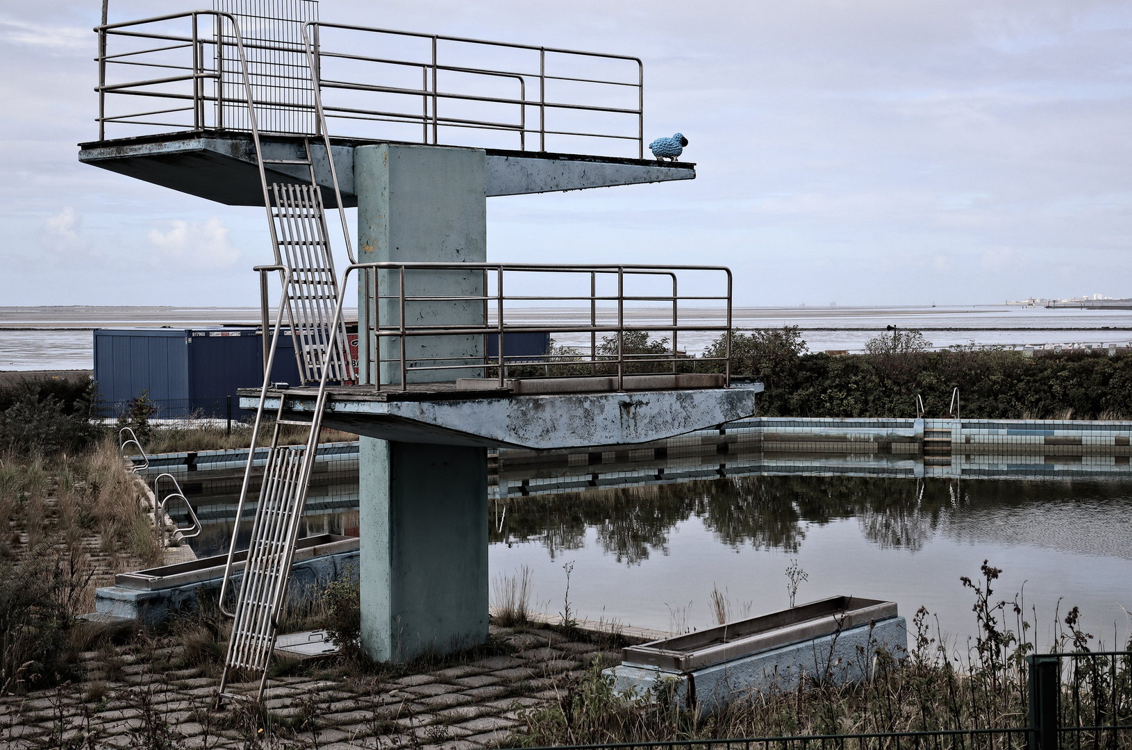 Sprungturm am Meer