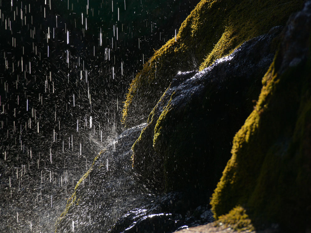 spruzzi d'acqua di una cascata