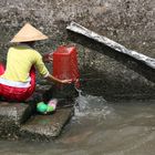 Spülen im Mekong