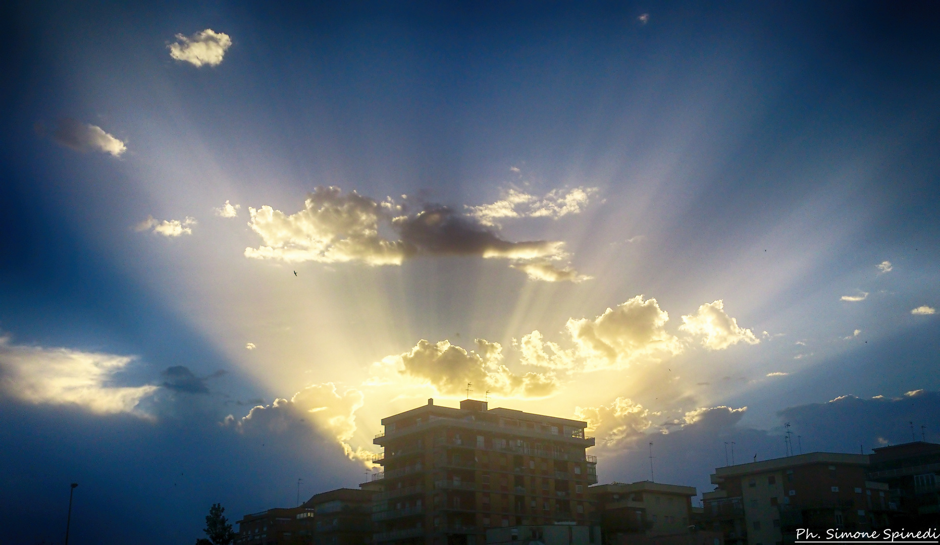 Spunta il sole tra le nuvole.