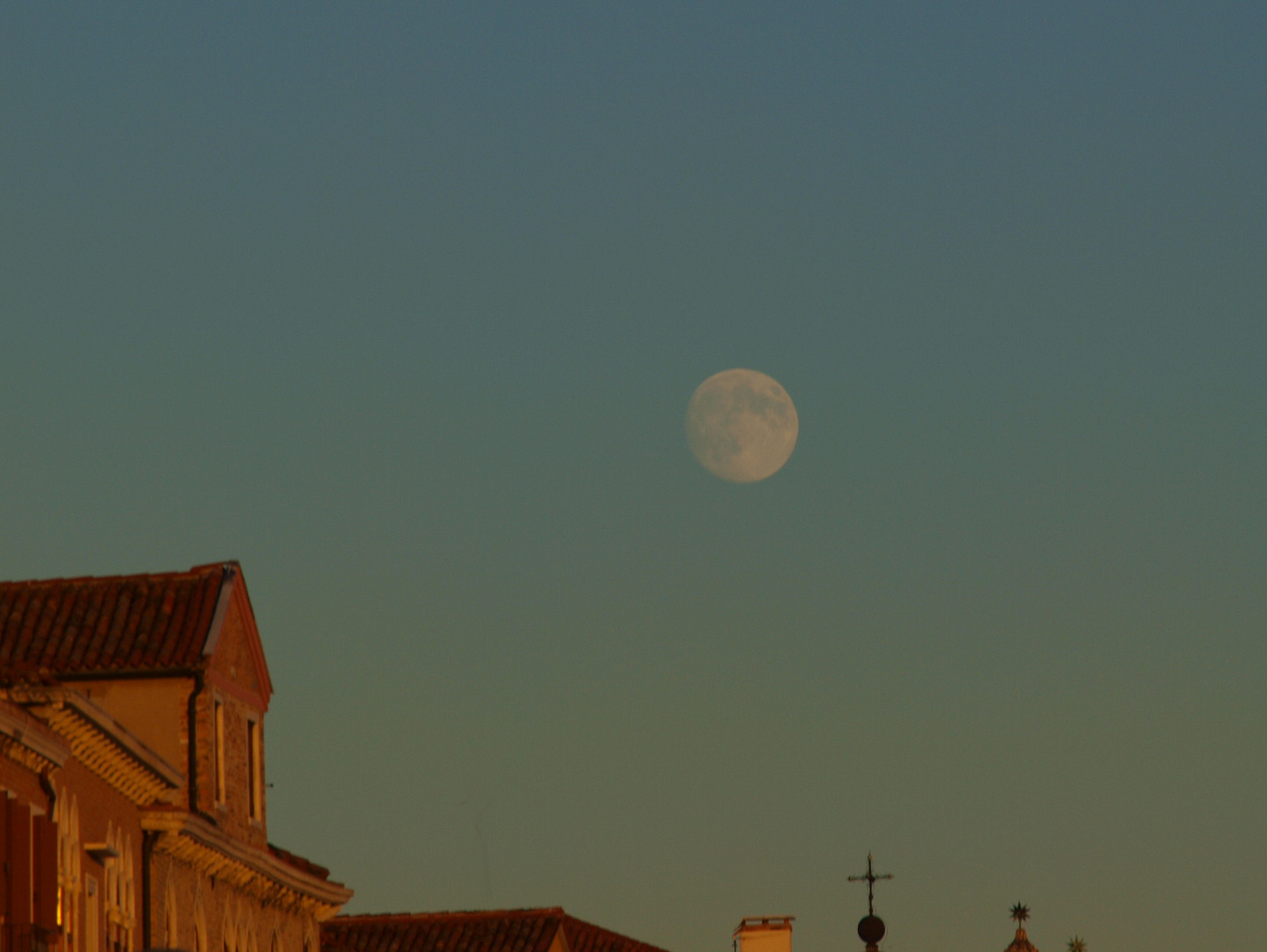 Spunta la luna nel cielo della Giudecca