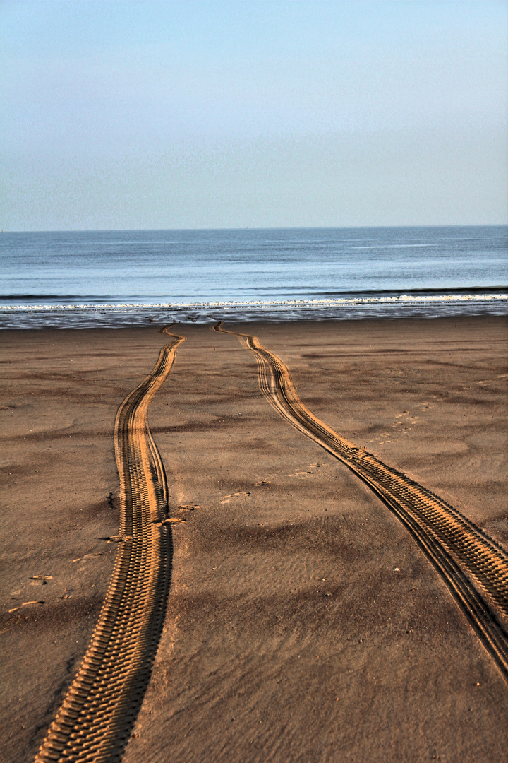 Spuren am Strand ins Nirgendwo