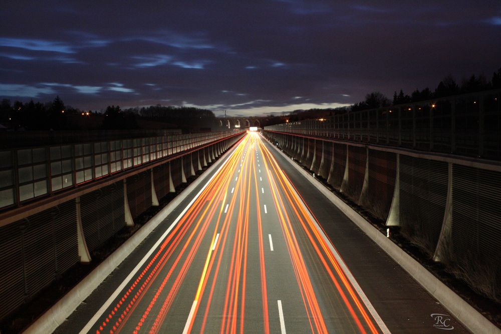 Spuren auf der Autobahn