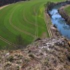 Spuren im Feld und der Weg entlang der Donau