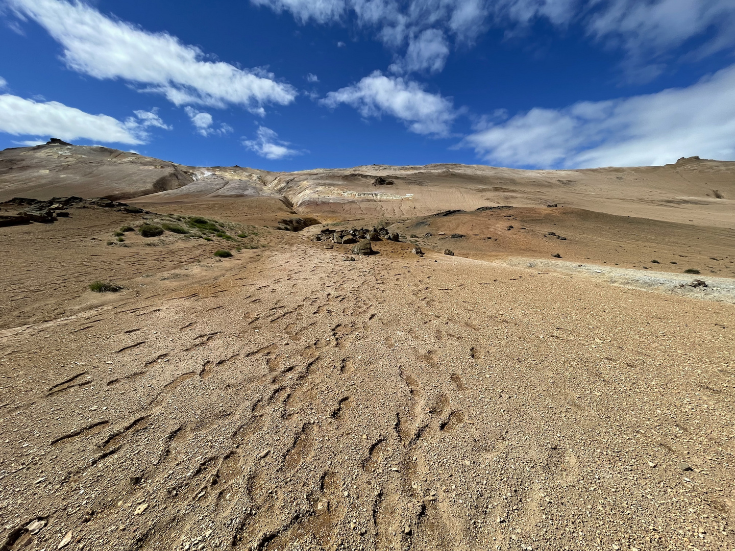 Spuren im Lavasand von Namaskard