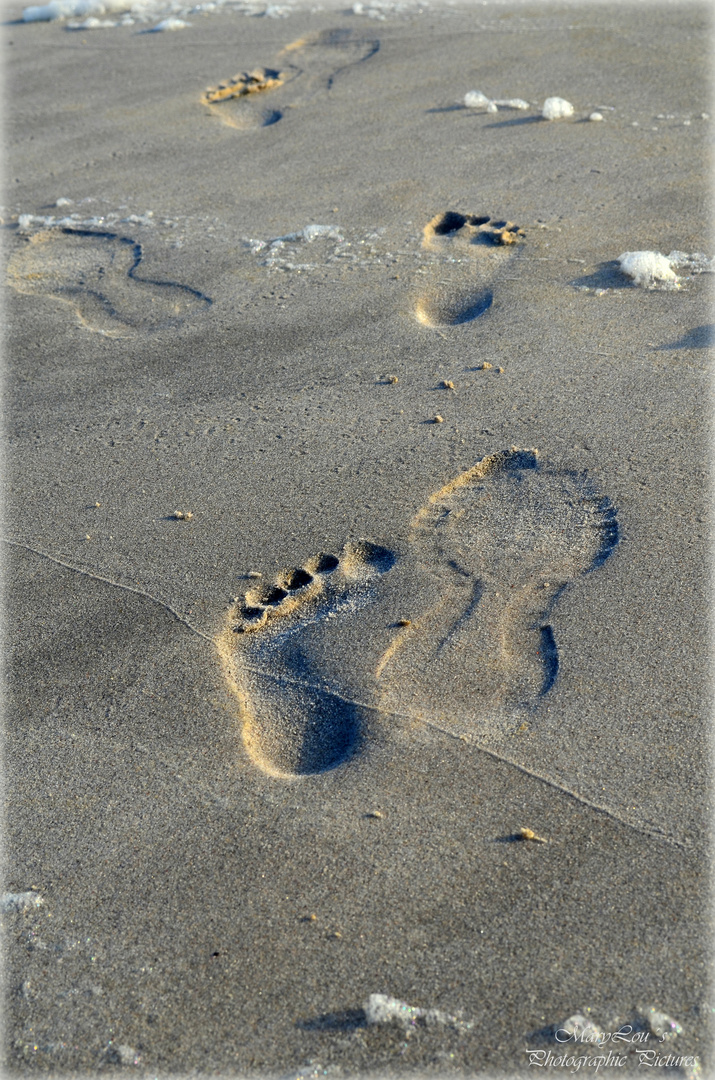 Spuren im Sand verwehen, Spuren im Herzen bleiben.