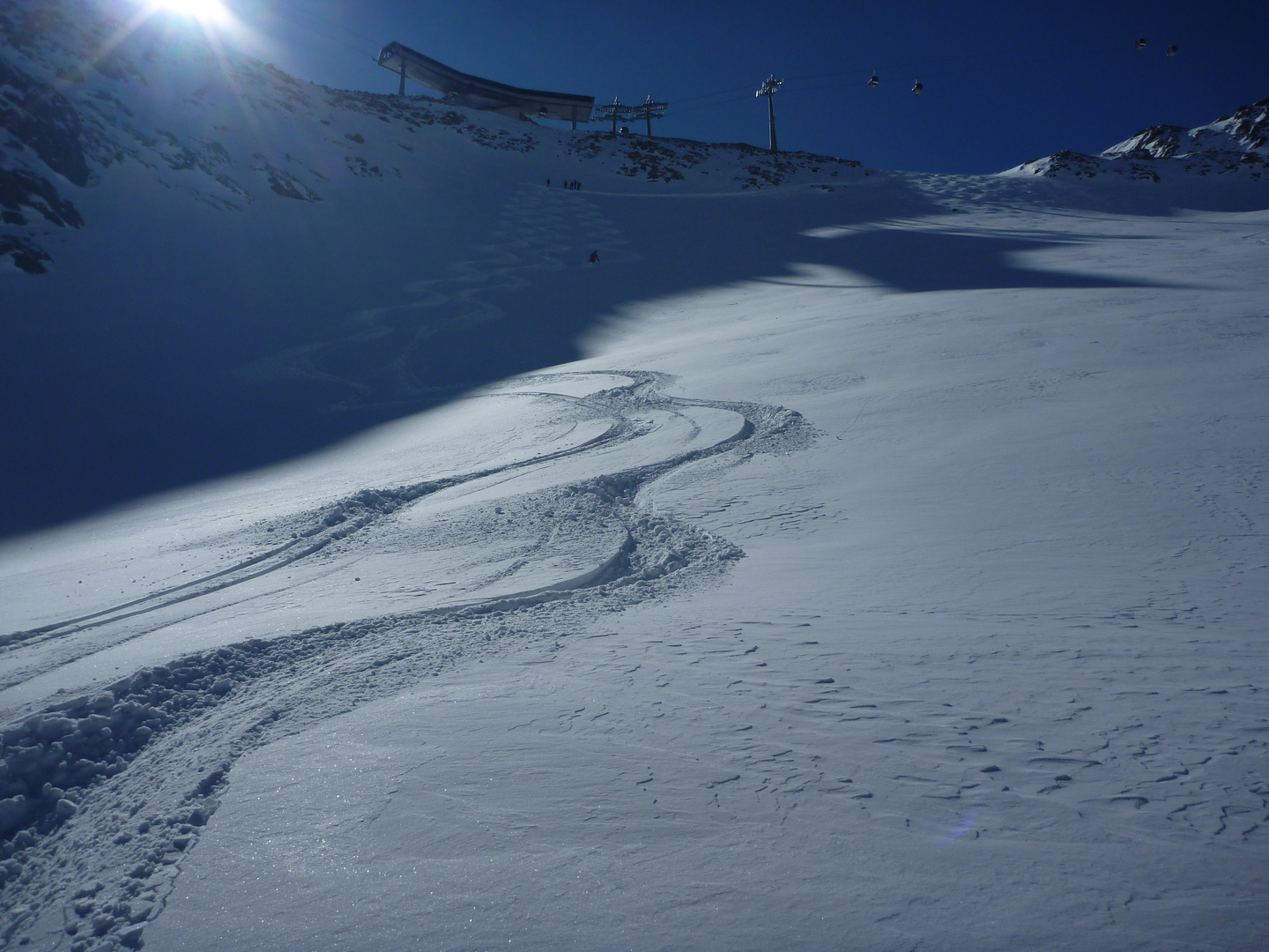 SPUREN IM SCHNEE