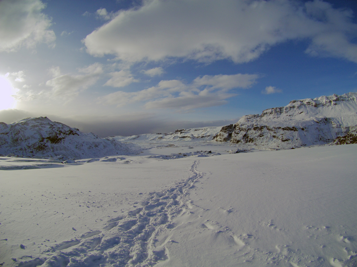 Spuren im Schnee auf dem Sólheimajökull