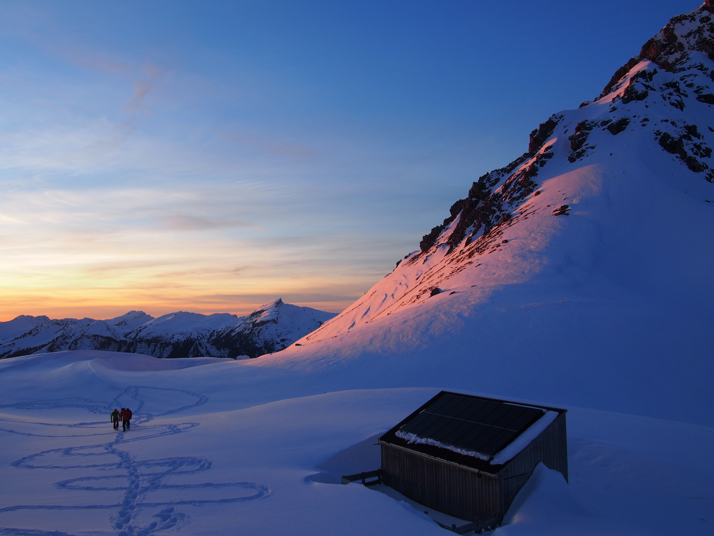 Spuren im Schnee ... Sonnenuntergang über den Gipfeln