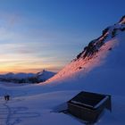 Spuren im Schnee ... Sonnenuntergang über den Gipfeln