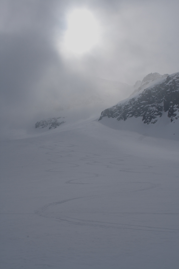 Spuren im Tiefschnee