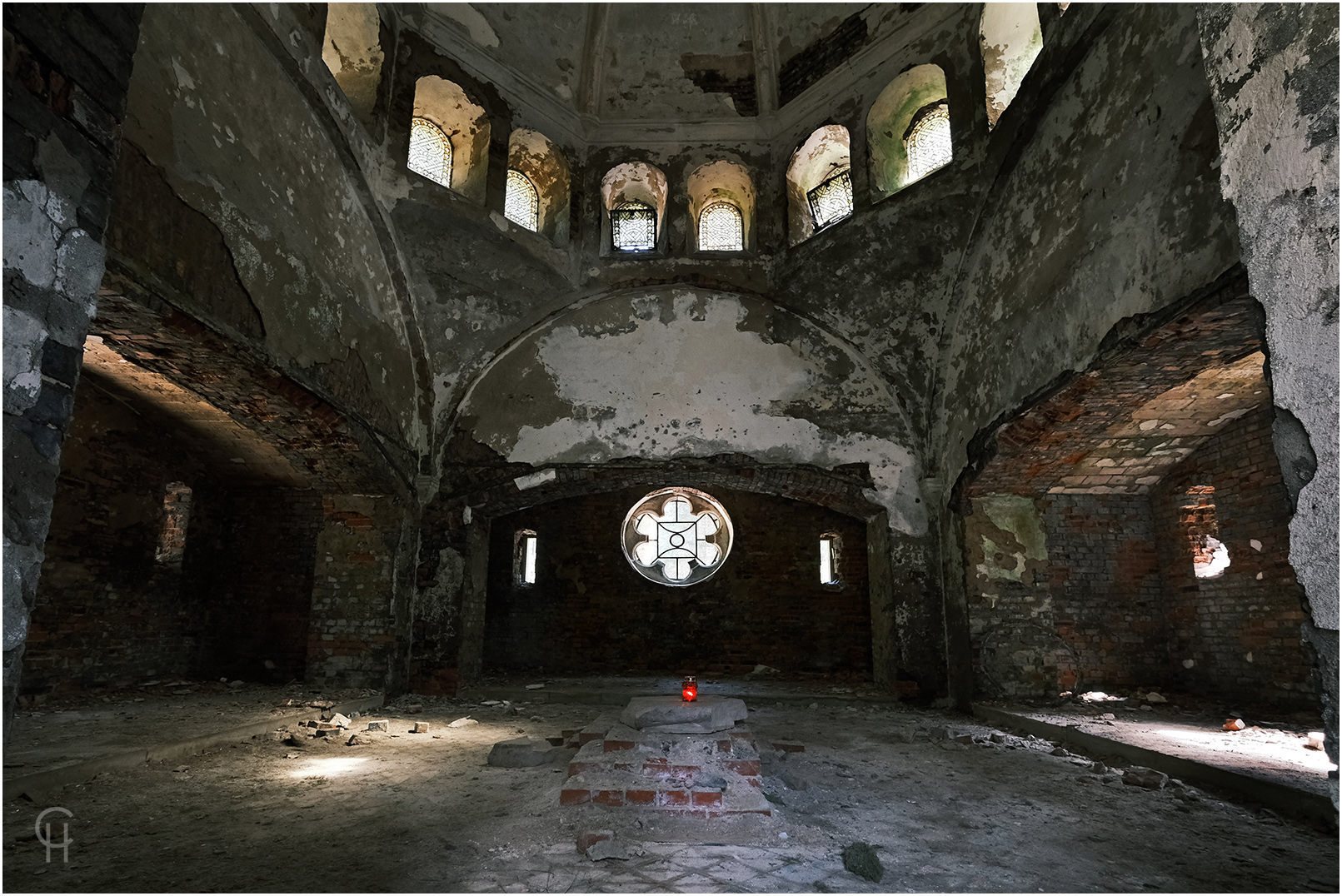 Spurensuche - Das Mausoleum im Wald