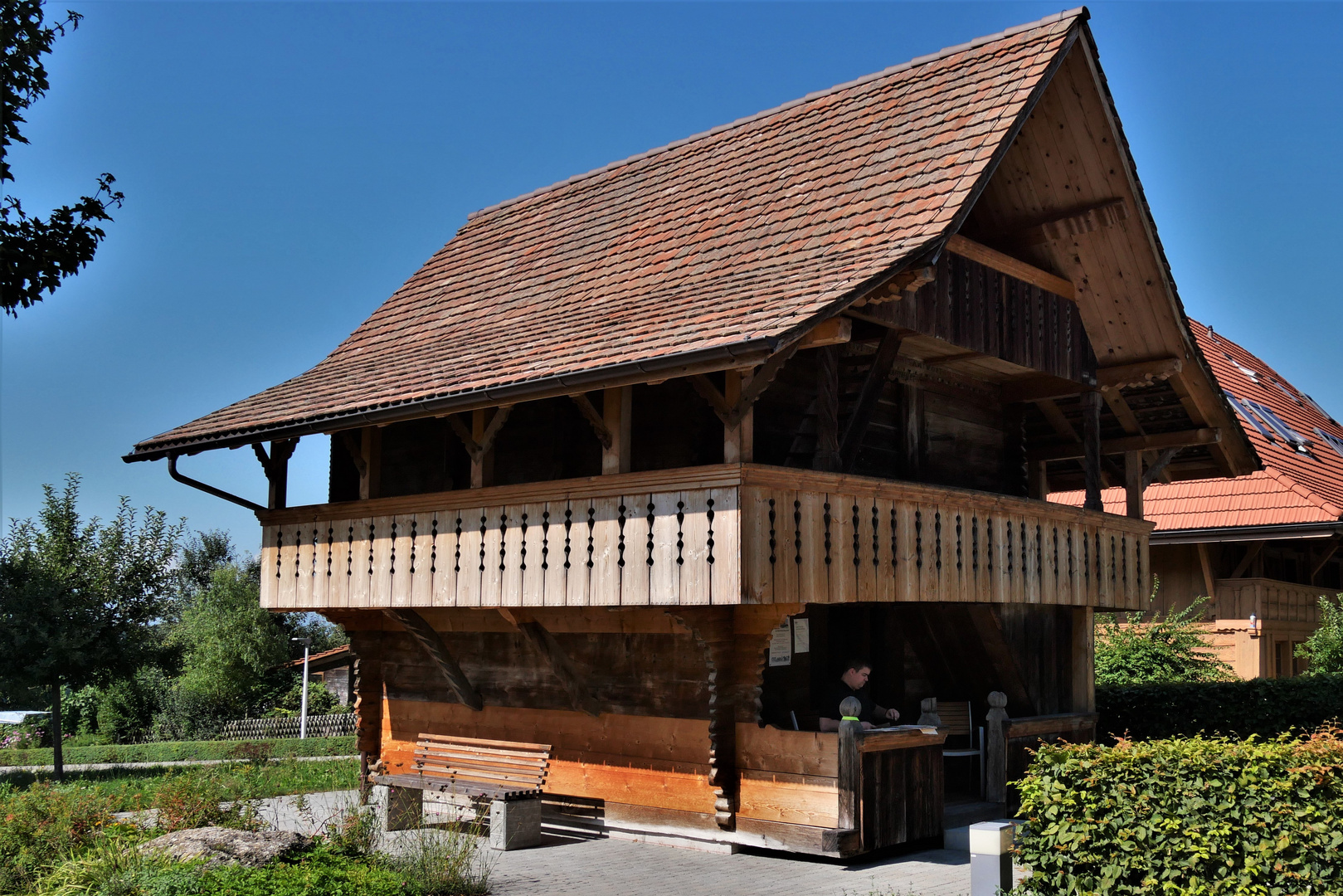 Spycher im Dorfzentrum von Bösingen