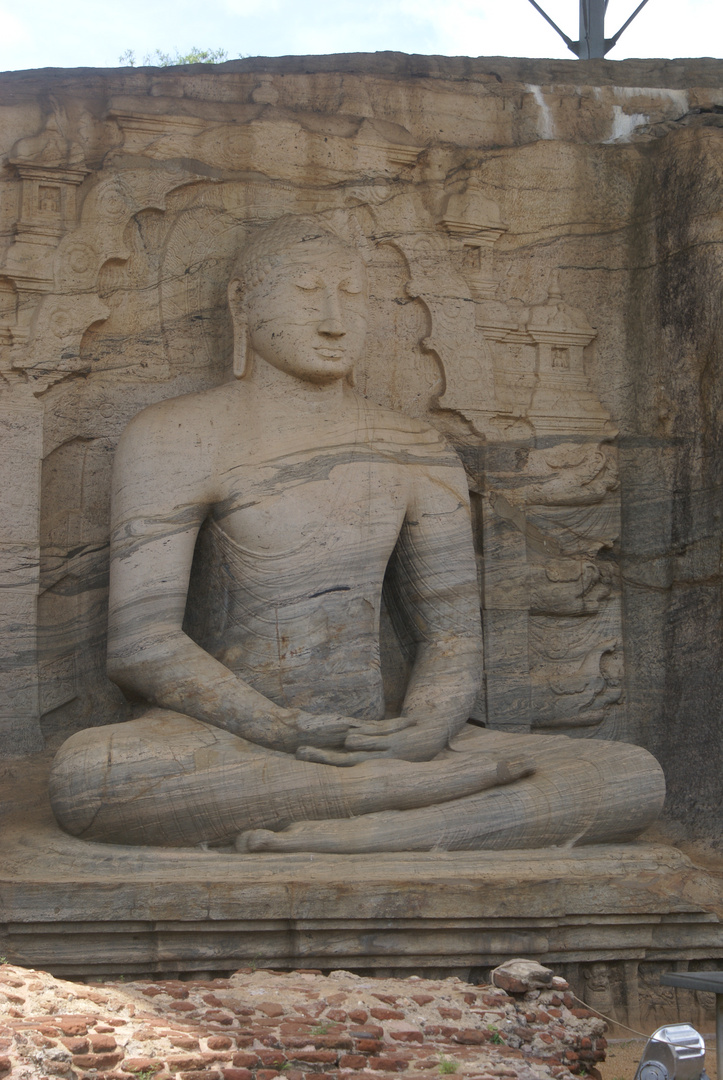 SRI LANKA - Bouddha Assis