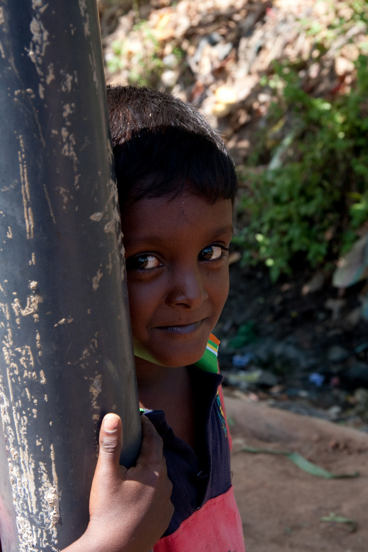 Sri Lanka etwas schüchterner Junge (nur am Anfang unserer Begegnung)