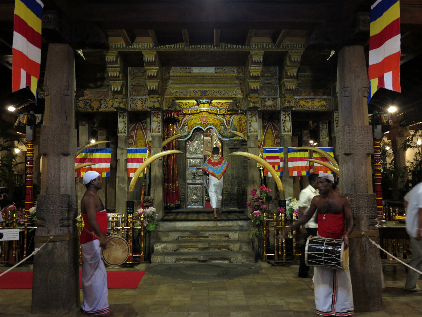 SRI LANKA - Im Zahntempel der Stadt Kandy