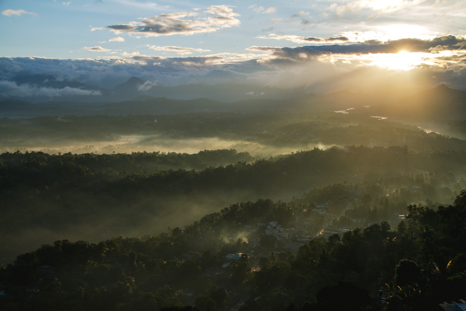 Sri Lanka, Kandy, Sonnenaufgang über der Stadt