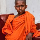 SriLanka_ junger Mönsch mit skepsis