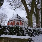 St. Agatha duckt sich unter alten Bäumen hinter Mauern in den Schnee