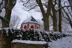 St. Agatha duckt sich unter alten Bäumen hinter Mauern in den Schnee