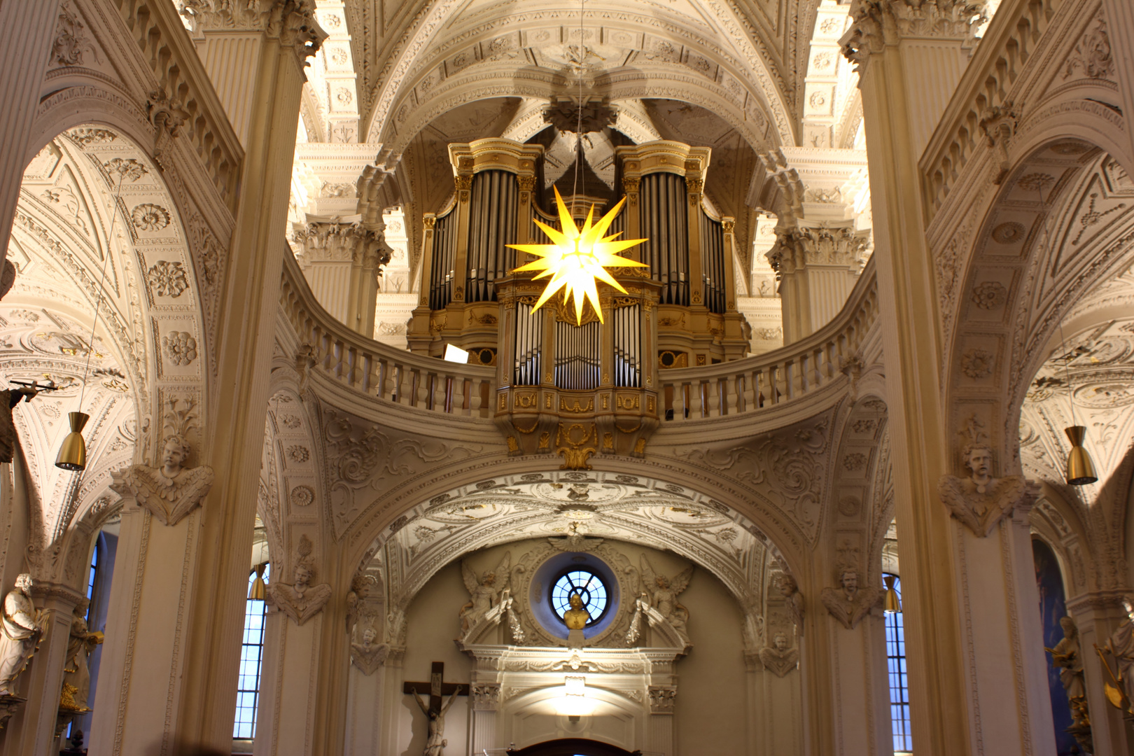 St. Andreas in Düsseldorf während der Weihnachtszeit