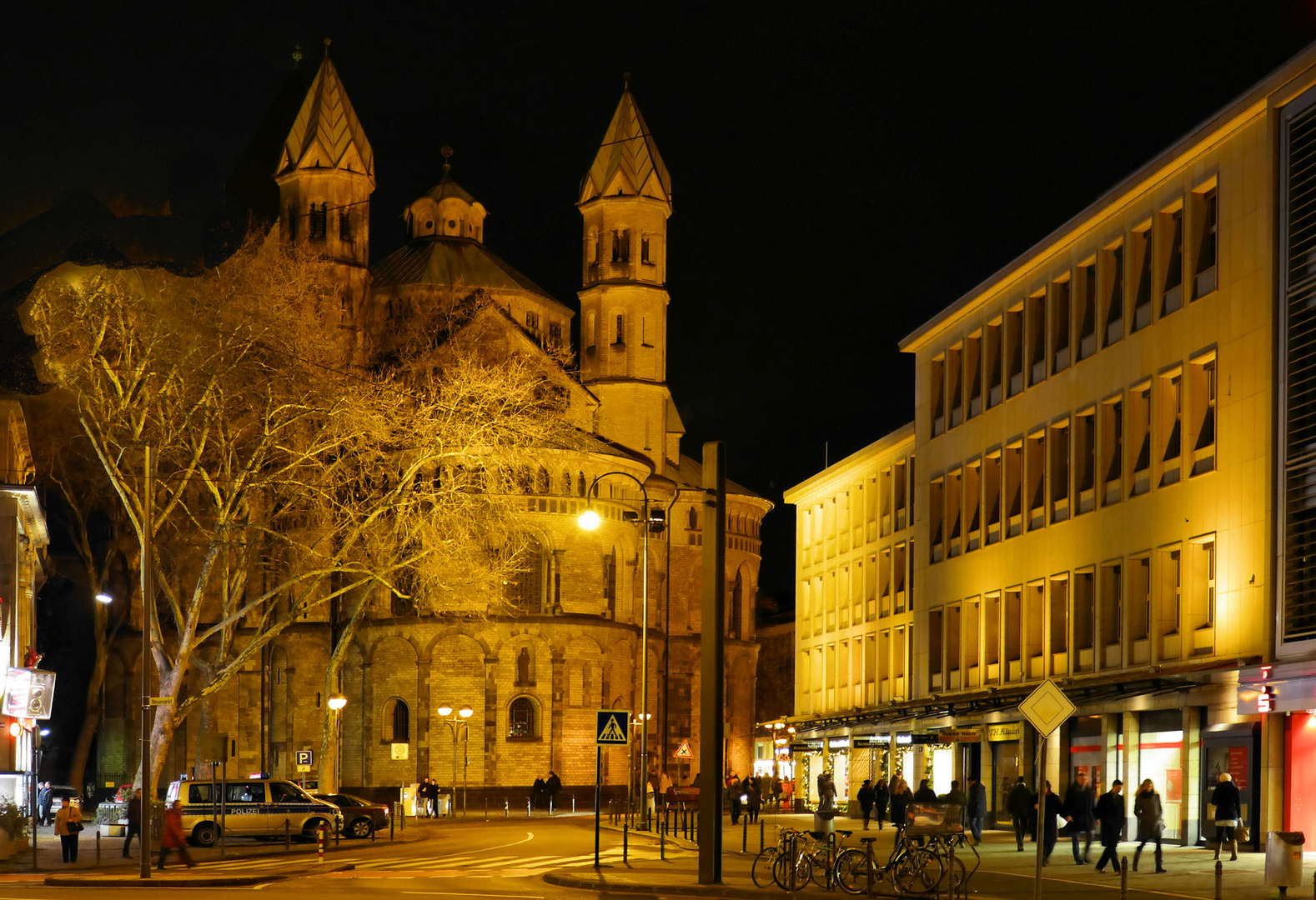 St. Aposteln bei Nacht