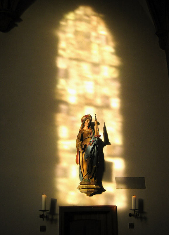 St. Barbara im Lichtspiel eines Bleiverglasten Fensters in St.Michael, Dannstadt