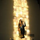 St. Barbara im Lichtspiel eines Bleiverglasten Fensters in St.Michael, Dannstadt