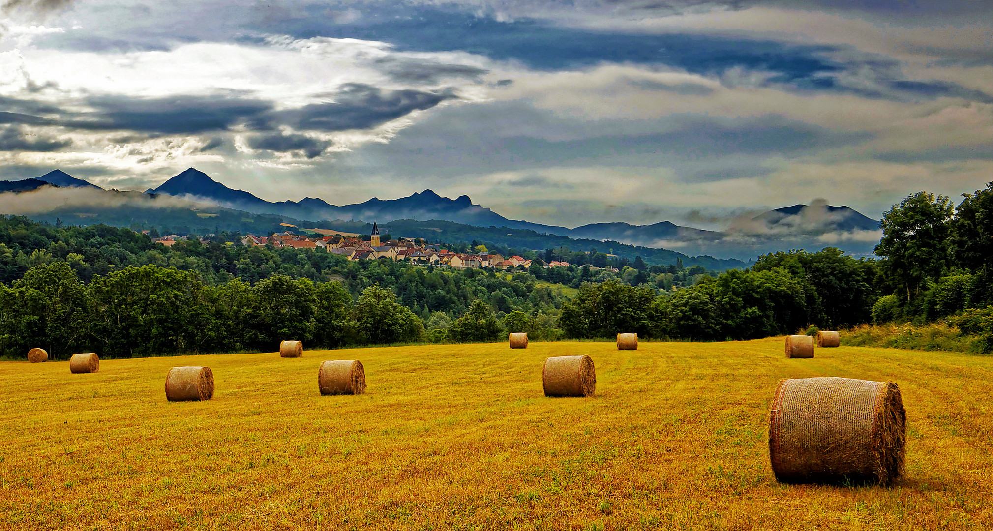 "St Bonnet en Champsaur" ( Hautes-Alpes ) quelques minutes avant un violent orage !