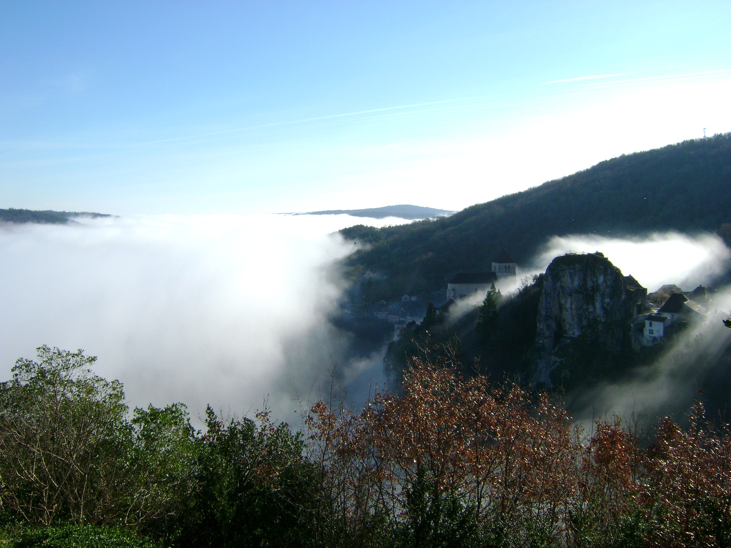 st cirq lapopie sous la brume