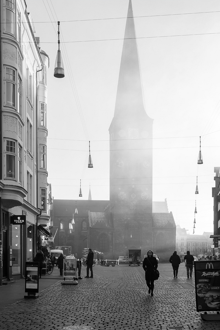 St.-Clemens-Dom zu Aarhus im Morgennebel