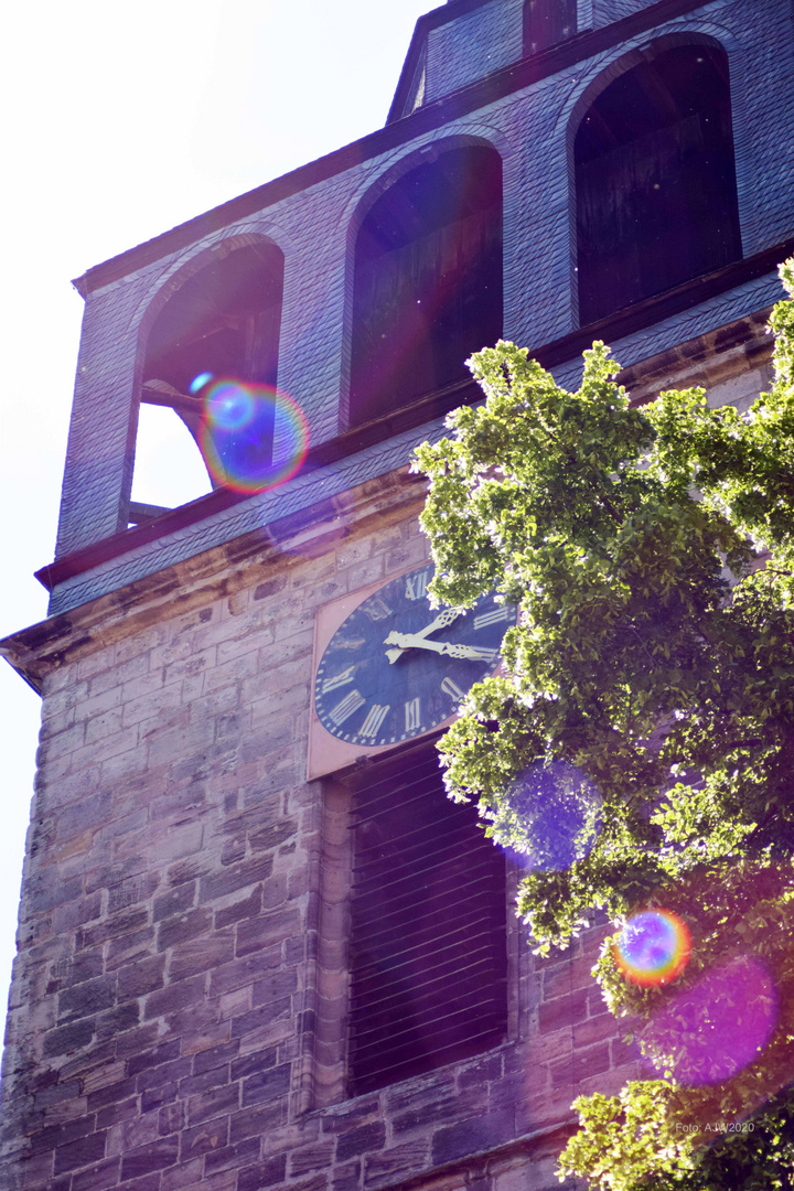 St. Crucis mit Sonne und Lindenbaum