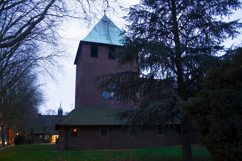 St. Elisabet in Gladbeck-Ellinghorst in der Blauen Stunde
