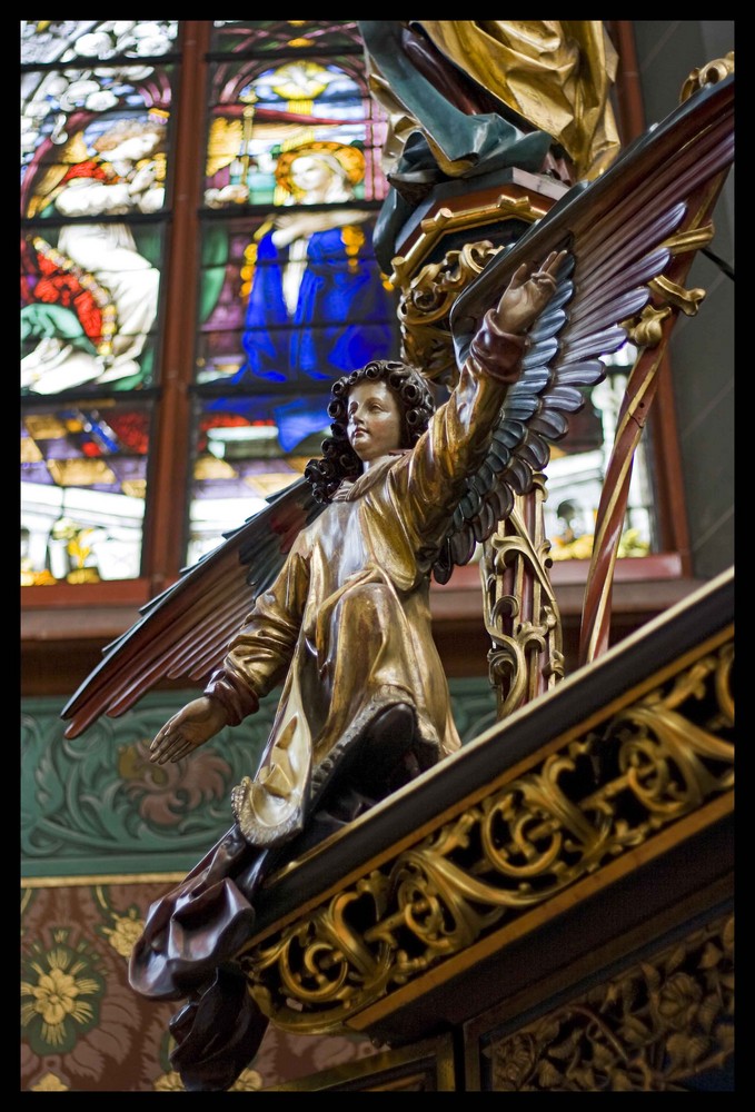 St. Georg katholische Garnisonkirche  Ulm - Engel am Altar