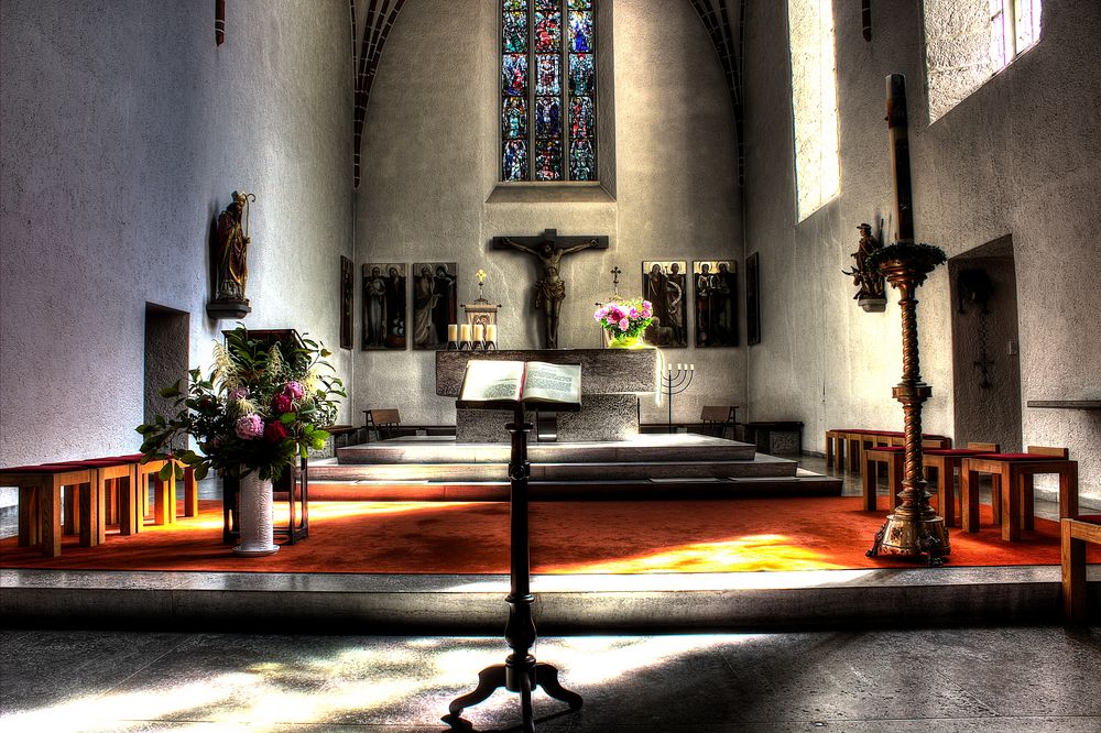 St. Georg Kirche - Blick in die Bänke