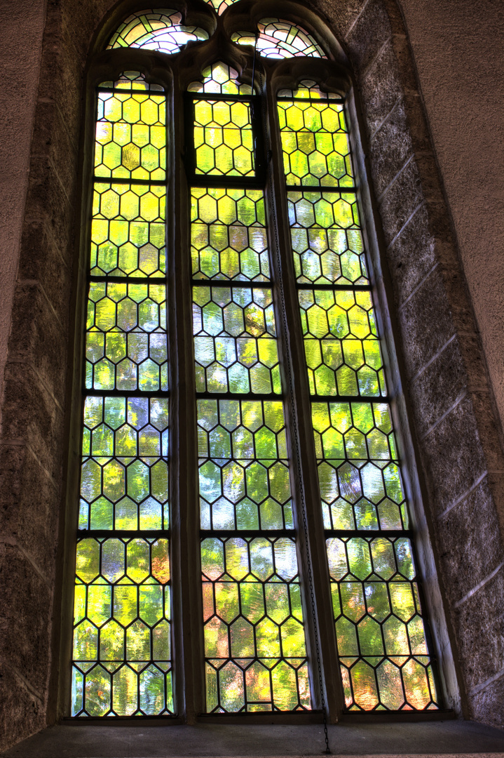 St. Georg Kirche - Seitenfenster ins Grüne