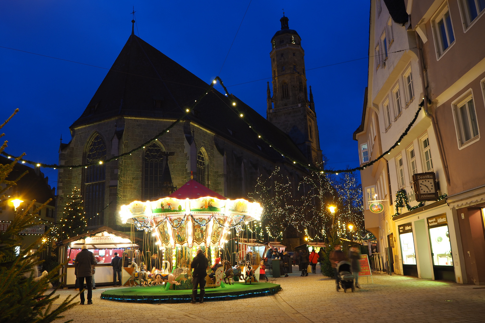 St. Georgskriche und Weihnachtsmarkt Nördlingen