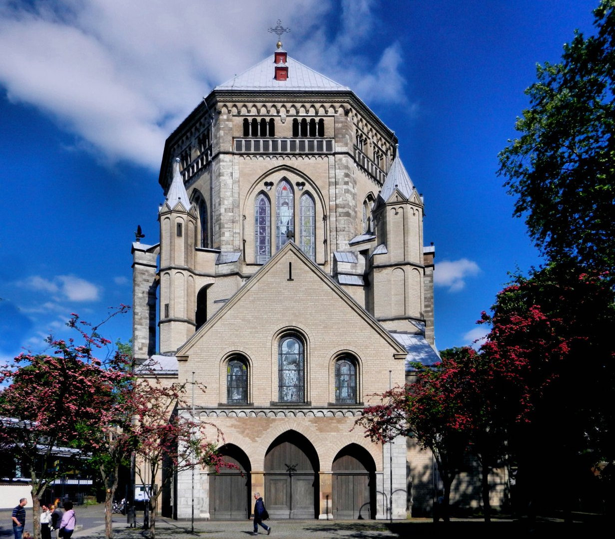 St. Gereon im Frühling