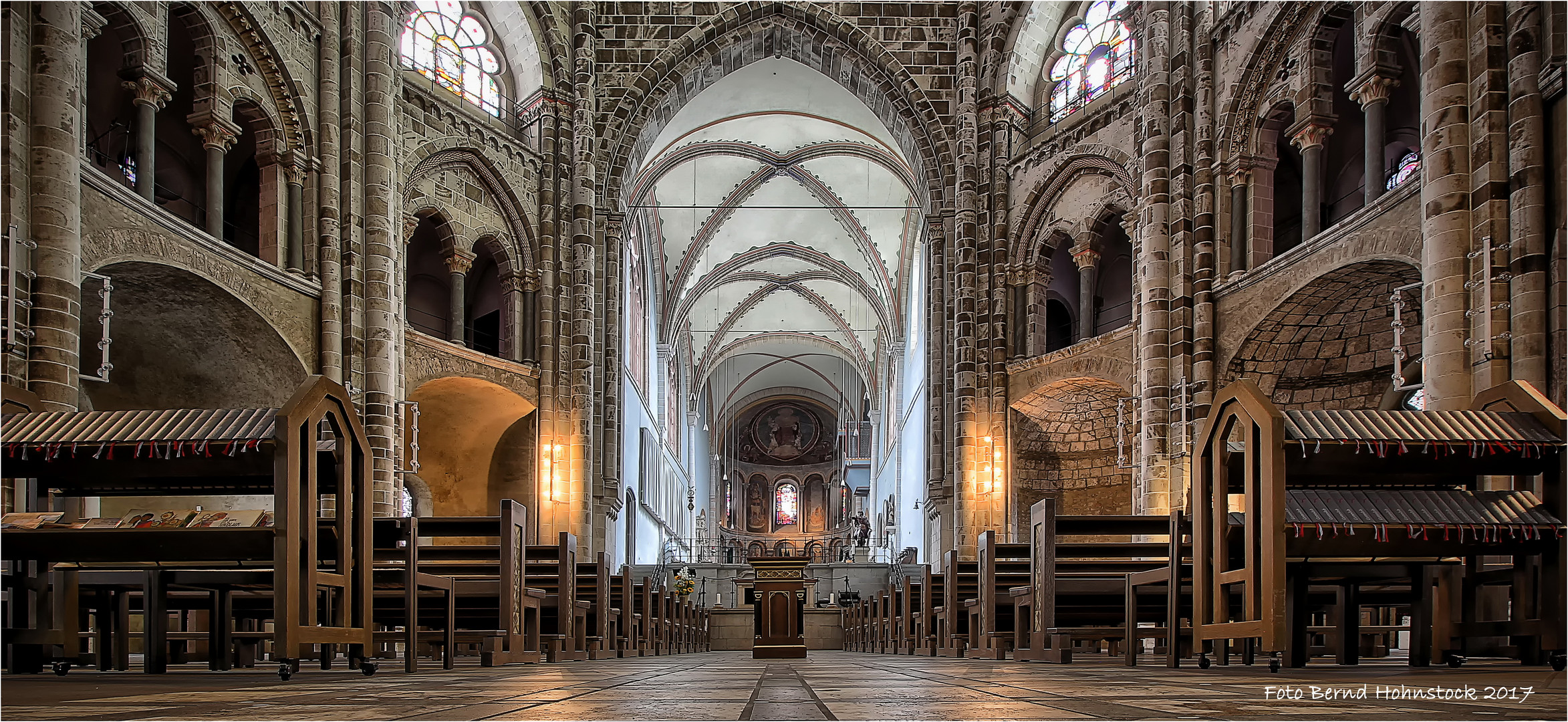 St. Gereon ist eine der zwölf großen romanischen Basiliken in Köln ...