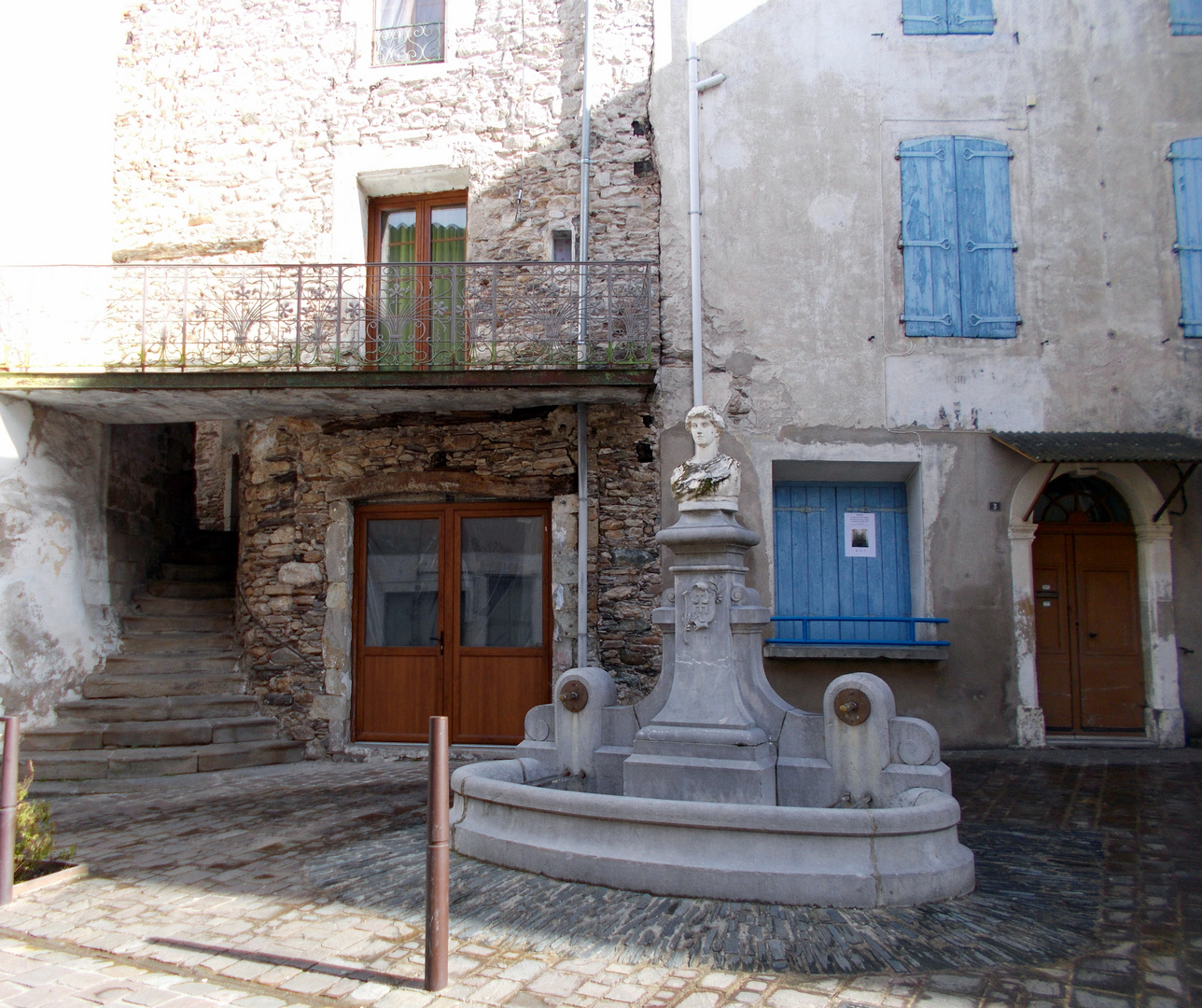 St Gervais sur Mare - la fontaine