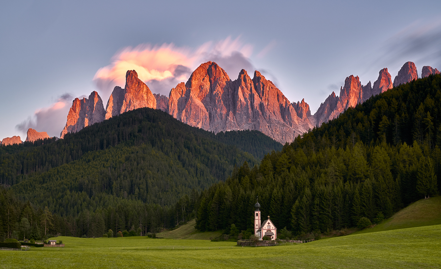 St. Giovanni und die Geisler Spitzen zum Sonnenuntergang